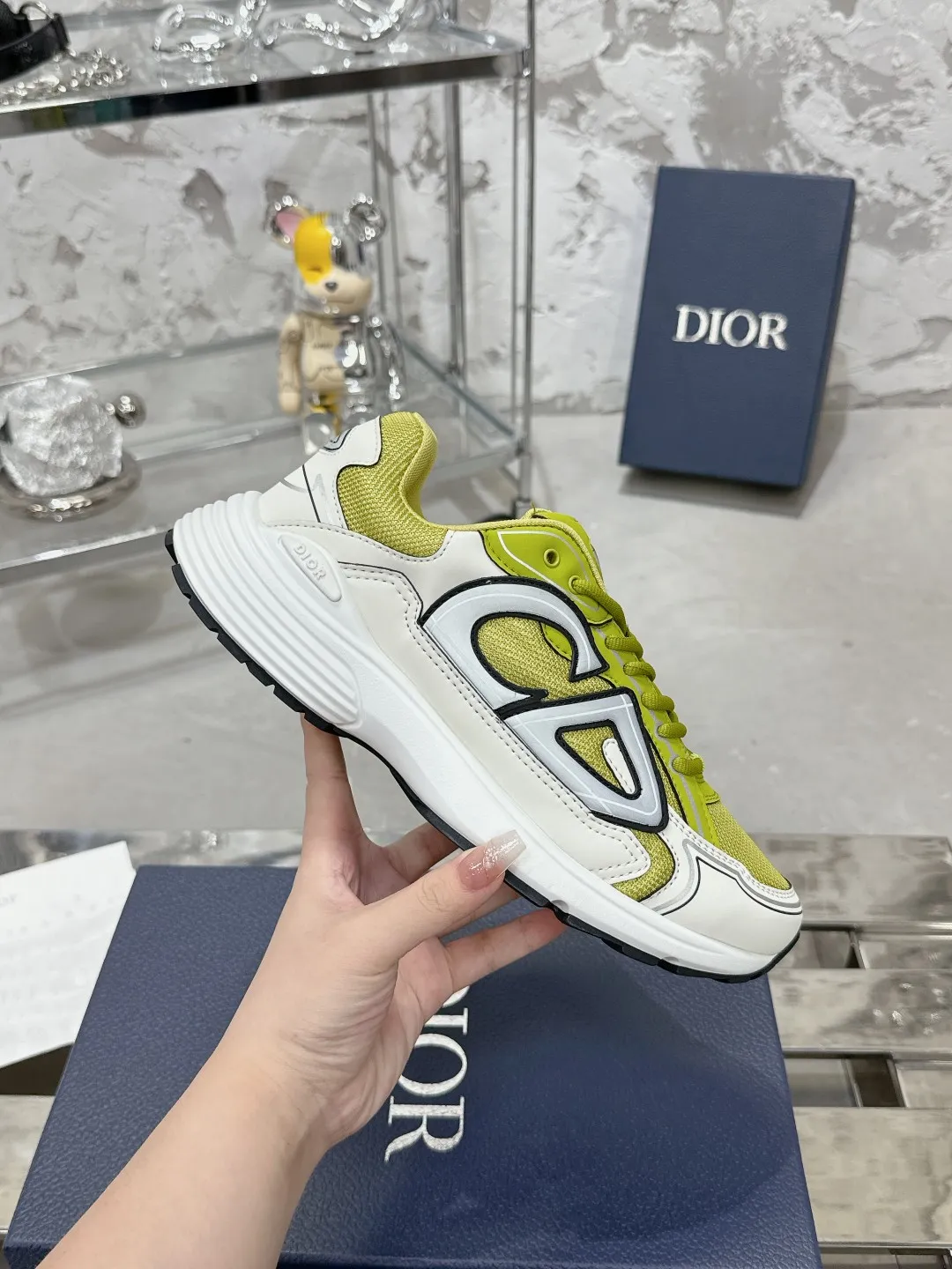 Men's men's shoes 💰600❤️❤️❤️High version Dior Dior's latest color matching B30 series reflective dad sneakers original 17380💰 purchased for development and production Brand new B30 sneakers Dad Shoes style shoes that follow the trend of the retro market The Dior logo on the tongue also indicates that this pair of shoes is the B30 model! B30 uses fine-textured leather and mesh cloth materials to form a shoe body. There are conspicuous letters CD on both sides of the shoe body to indicate identity. Many lines on the shoe body outline details to make the shoes look less monotonous and full of retro flavor. The delivery counter is exquisitely packaged🛍📦 ▪️Fabric: Original customized technical fabric + mesh ▪️Inner lining: Customized breathable lining ▪️Outsole: Original molded IP foam + TPU outsole ▪️Sole thickness: 3.5CM ▪️Size: Women’s size 35-40 / Men’s size 39-46